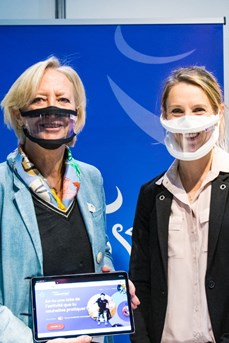 Sophie Cluzel (à gauche) et Marie-Amélie Le Fur (à droite) présentent la plateforme « Trouve ton parasport »