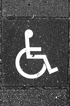Le symbole de l'accessibilité inscrit sur le sol d'un trottoir