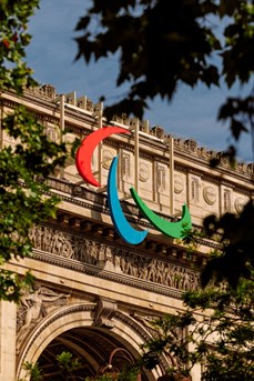 Les Agitos des Jeux Paralympiques sur la façade de l'Arc de Triomphe de Paris