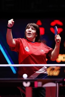 Léa Ferney célèbre un point gagné lors d'un match de tennis de table