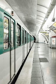 Un métro parisien en gare